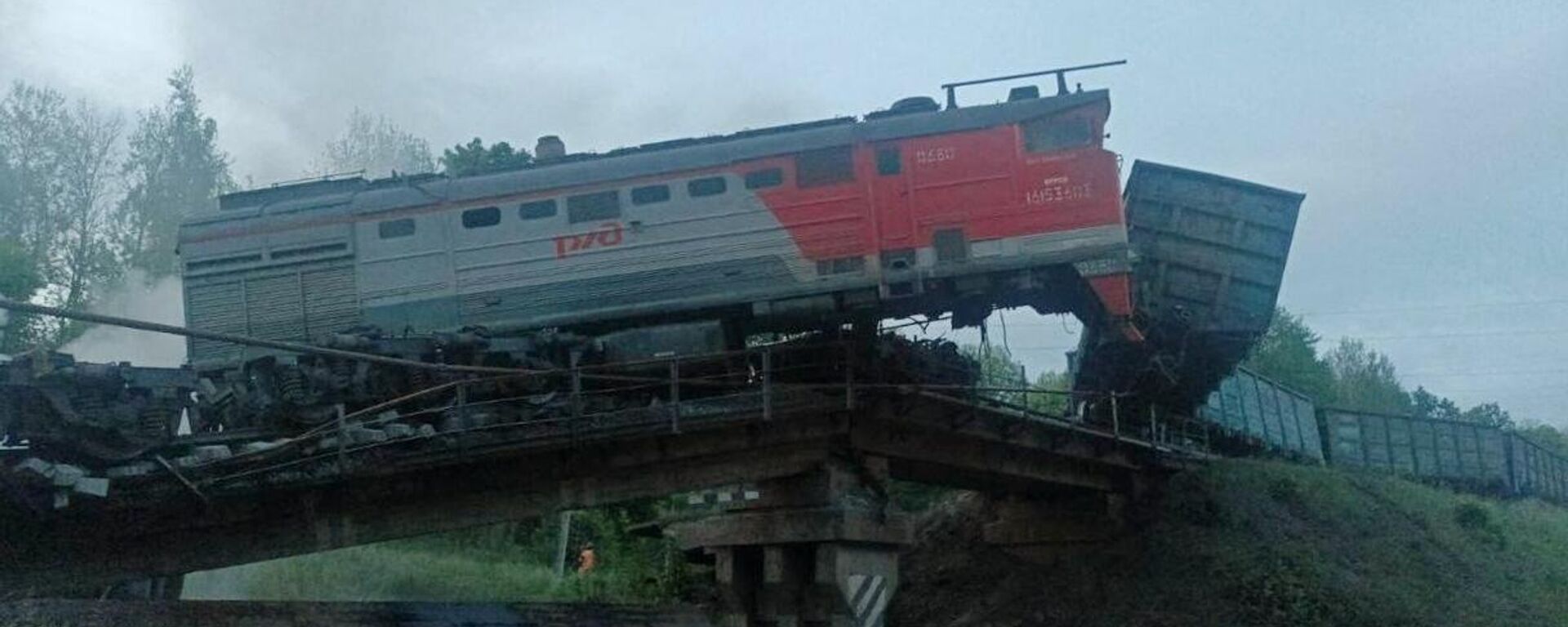انهيار جسر سكة حديد في مقاطعة كورسك اثناء عبور قطاع  - سبوتنيك عربي, 1920, 01.06.2025