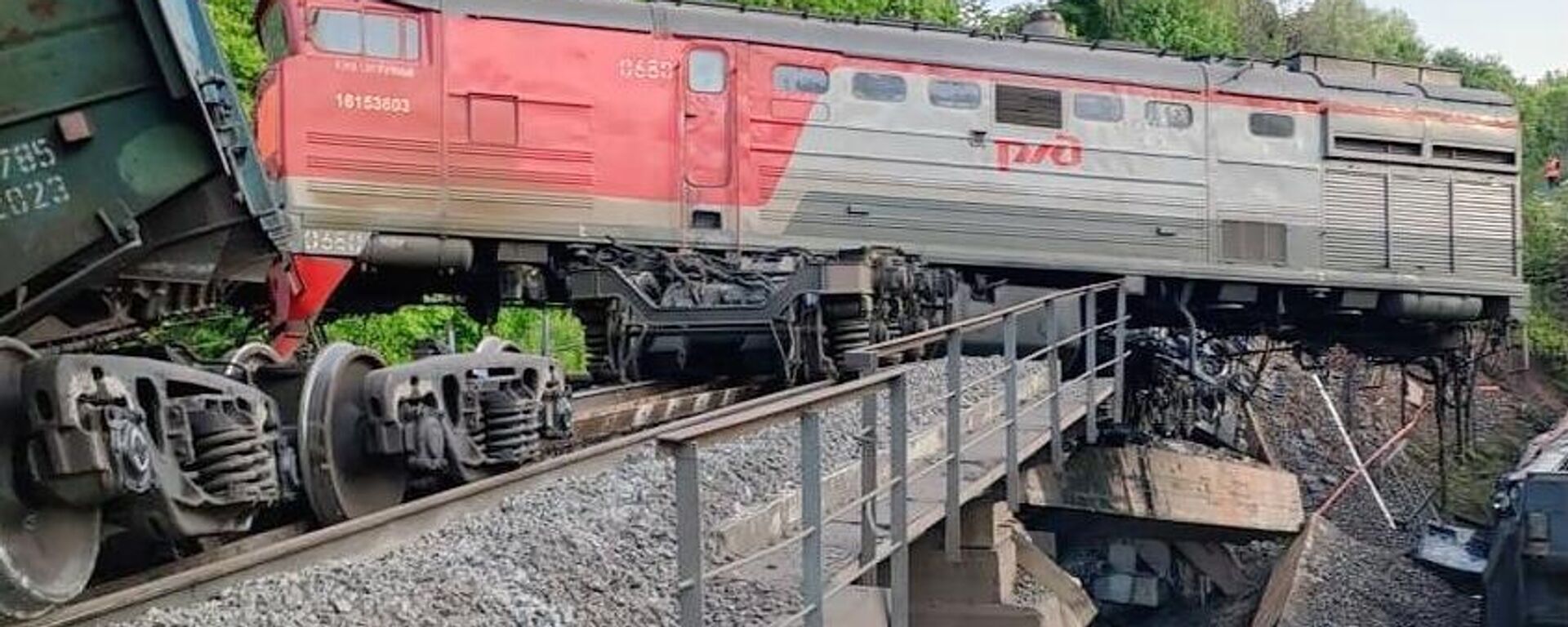 انهيار جسر سكة حديد في مقاطعة كورسك اثناء عبور قطاع  - سبوتنيك عربي, 1920, 01.06.2025