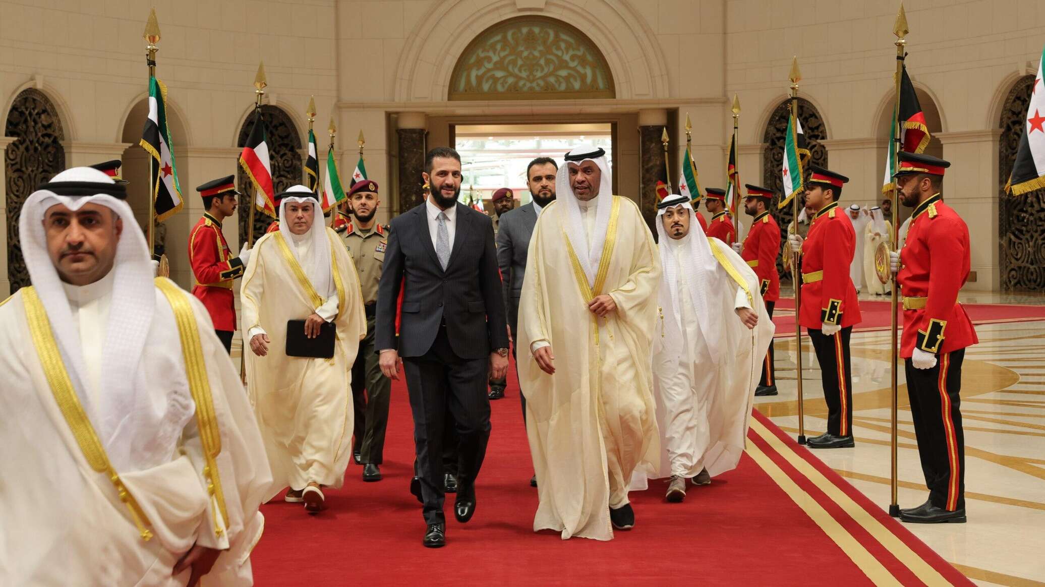 أمير دولة الكويت والرئيس الشرع يبحثان سبل تعزيز التعاون الثنائي بين البلدين