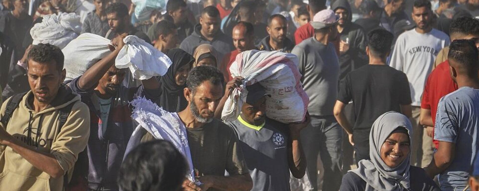 فلسطينيون يحملون صناديق وأكياسا تحتوي على مساعدات غذائية وإنسانية قدمتها مؤسسة غزة، المدعومة من أمريكا ووافقت عليها إسرائيل، في رفح جنوب قطاع غزة، 29 مايو/ أيار 2025 - سبوتنيك عربي, 1920, 01.06.2025