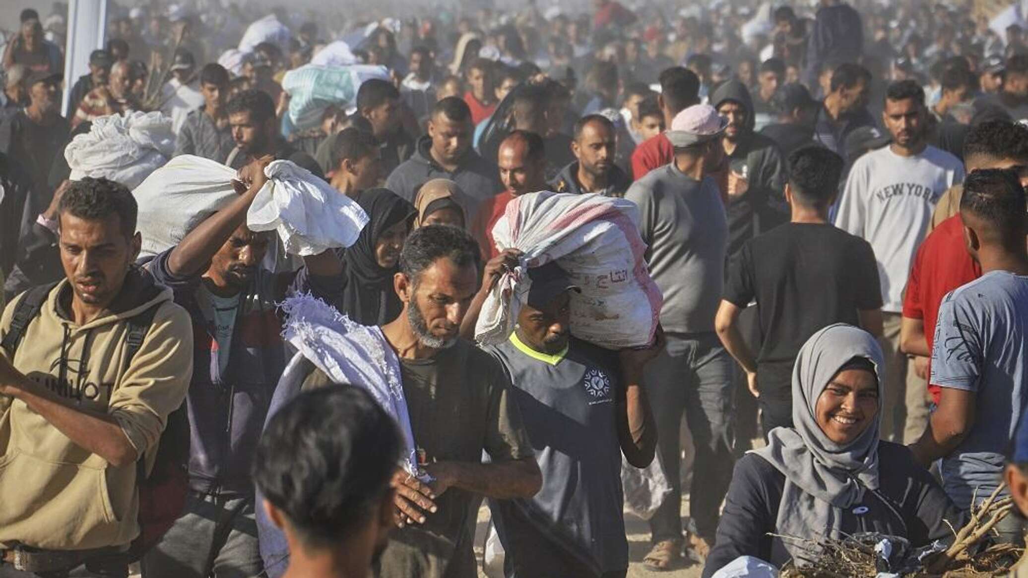 مقتل 7 فلسطينيين في إطلاق نار قرب مركز مساعدات في رفح جنوبي قطاع غزة