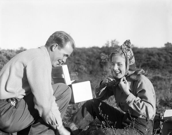 الممثلة مارلين مونرو، المعروفة آنذاك باسم نورما جين مورتنسون، تلتقط صورةً مع المصور ديك ميلر في 5 أبريل/نيسان 1946 في لوس أنجلوس، كاليفورنيا. - سبوتنيك عربي