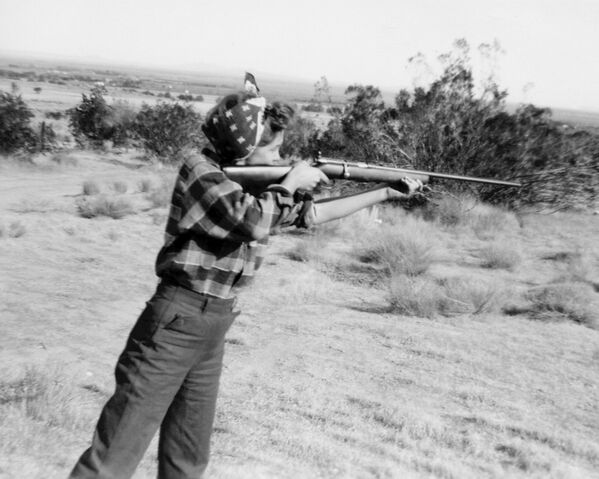 الممثلة الأمريكية مارلين مونرو (1926 - 1962)، واسمها الأصلي نورما جين مورتنسون، وهي تطلق النار من بندقية، حوالي عام 1945. - سبوتنيك عربي