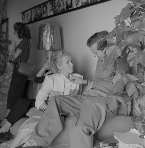 لوس أنجلوس - 12 مارس: الممثلة مارلين مونرو تتحدث مع ممثل زميل قبل اختبار أداء لمسرحية في مسرح بلايرز رينغ، 12 مارس 1950، في لوس أنجلوس (غرب هوليوود حاليًا)، كاليفورنيا. - سبوتنيك عربي