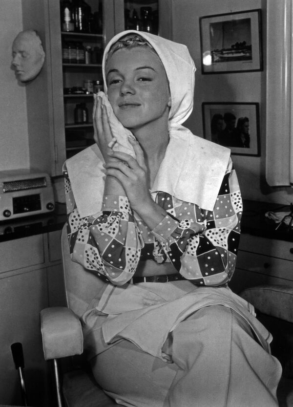 الفنانة الأمريكية مارلين مونرو في شمينكين، الولايات المتحدة الأمريكية، عام 1950. الممثلة الأمريكية مارلين مونرو تضع المكياج في الولايات المتحدة الأمريكية في الخمسينيات. - سبوتنيك عربي