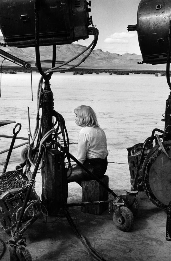 مارلين مونرو (1926-1962) تأخذ استراحة في موقع تصوير فيلم "المنبوذون" في نيفادا. - سبوتنيك عربي