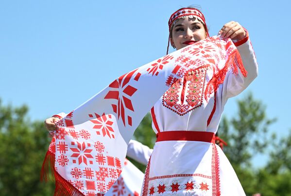 فتاة تؤدي رقصة تراثية خلال احتفالات مهرجان الثقافة "ماري سيميك" في قرية بوتشينوك كوتشوك، في تتارستان.  - سبوتنيك عربي