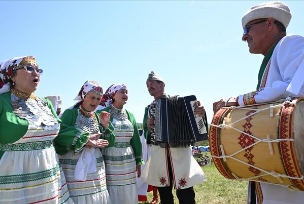 فرقة استعراضية تؤدي رقصة شعبية خلال مهرجان الثقافة "ماري سيميك".  - سبوتنيك عربي