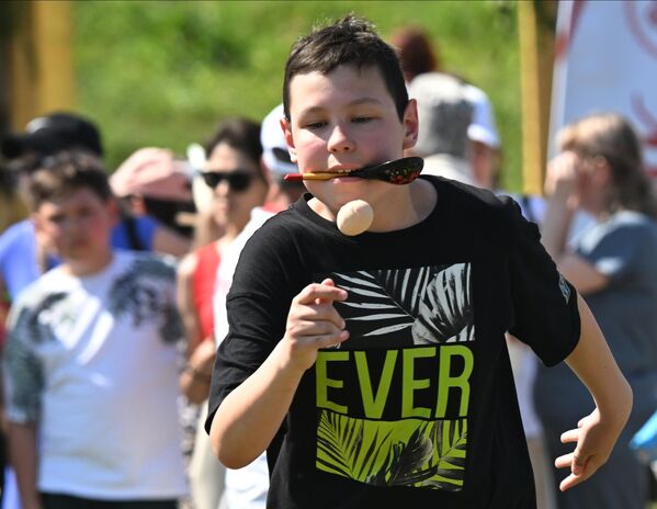 الجري مع بيضة على ملعقة ضمن فعاليات  مهرجان الثقافة "ماري سيميك" في قرية بوتشينوك كوتشوك، مقاطعة كوكمور. - سبوتنيك عربي