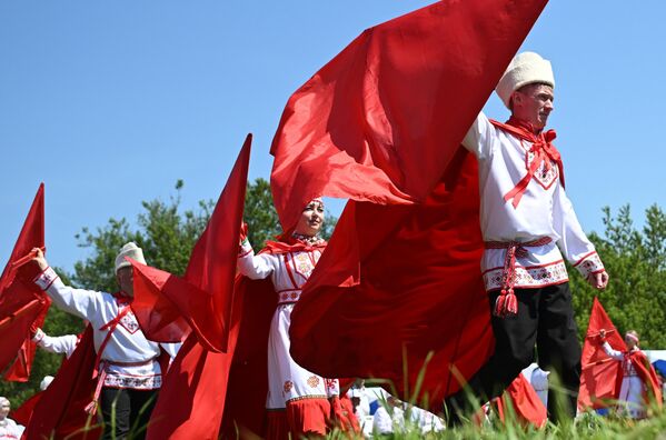 مجموعة من الشبان يحملون طائرات ورقية استعدادا للاحتفال بمهرجان الثقافة "ماري سيميك".   - سبوتنيك عربي