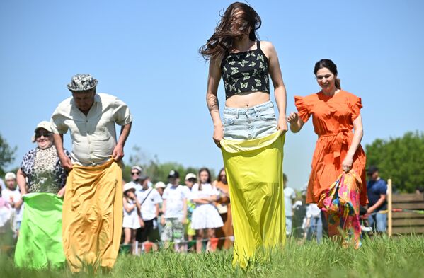 الجري في أكياس ضمن مهرجان الثقافة "ماري سيميك" في قرية بوتشينوك كوتشوك، مقاطعة كوكمور. - سبوتنيك عربي