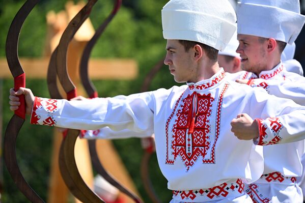 مجموعة من الشبان يؤدون عرضا بالسهام خلال مهرجان الثقافة "ماري سيميك". - سبوتنيك عربي