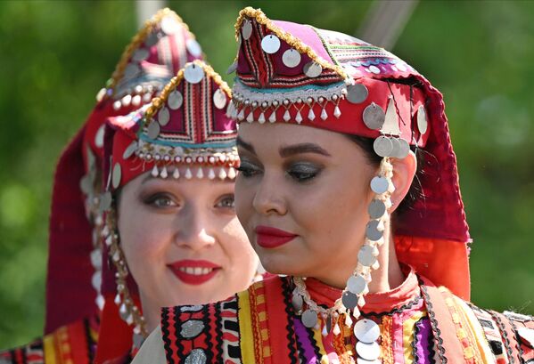 صورة لفتيات يرتدين الزي التقليدي خلال مهرجان الثقافة "ماري سيميك".  - سبوتنيك عربي