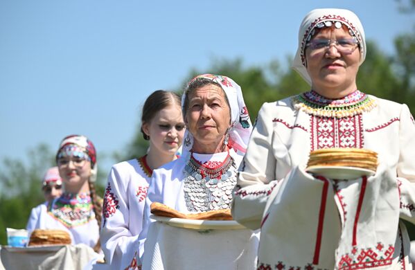 سيدات يقدمن أطباق الفطائر والحلويات خلال مهرجان الثقافة "ماري سيميك". - سبوتنيك عربي