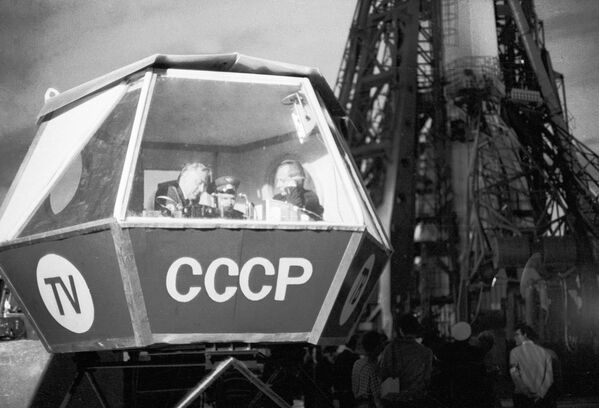 المعلقان التلفزيونيان يوري فوكين، وفلاديمير بانارين، والطيار رائد الفضاء فلاديمير شاتالوف، في تقرير خاص من منصة الإطلاق عشية إطلاق مركبة الفضاء &quot;سويوز 9&quot;. - سبوتنيك عربي