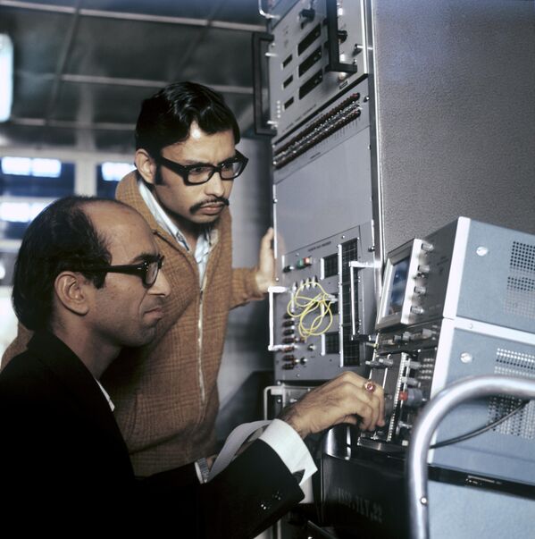 مركز اتصالات قاعدة بايكونور الفضائية، أثناء قيام خبراء هنود باستقبال الإشارات الأولى من قمر الاتصالات الهندي &quot;أرياباتا&quot; بعد إطلاقه إلى المدار. - سبوتنيك عربي