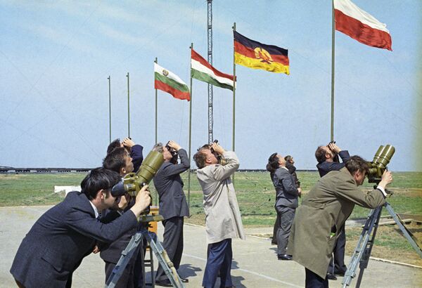 المتخصصون البولنديون والسوفييت يراقبون إطلاق القمر الصناعي الأرضي الاصطناعي Intercosmos Copernicus-500&quot;. - سبوتنيك عربي