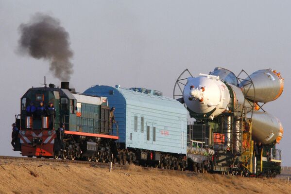 أثناء نقل صاروخ سويوز&quot; TMA-11&quot; الفضائي من منشأة التجميع والاختبار في الموقع &quot;112 &quot; إلى منصة الإطلاق&quot; 2&quot;. - سبوتنيك عربي