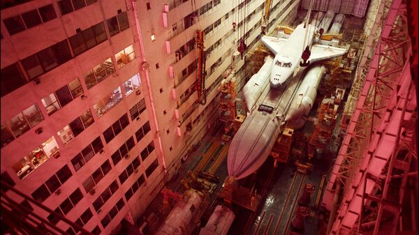 Космический челнок Буран и ракета-носитель Энергия, его пусковая установка, в ангаре Байконур - سبوتنيك عربي