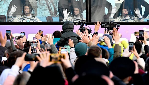 أعضاء الطاقم الرئيسي لمركبة الفضاء المأهولة &quot;سويوزMS-27&quot;. - سبوتنيك عربي