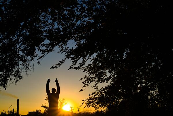 نصب تذكاري لرائد الفضاء يوري غاغارين في مدينة بايكونور، لحظة غروب الشمس. - سبوتنيك عربي