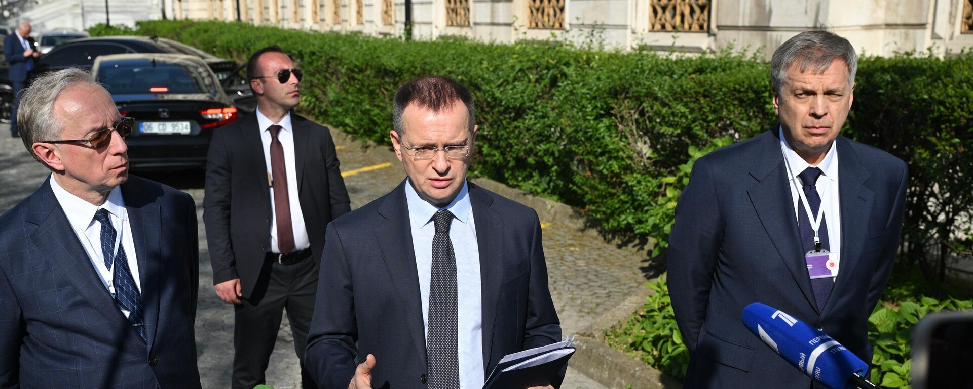  فلاديمير ميدينسكي، رئيس الوفد الروسي إلى المفاوضات ومساعد الرئيس الروسي - سبوتنيك عربي, 1920, 02.06.2025