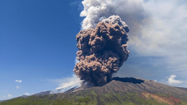 Извержение вулкана Этна в Италии  - سبوتنيك عربي