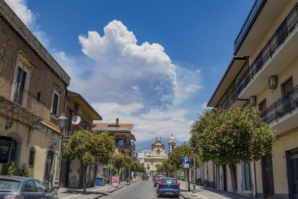 سحابة من الرماد والغاز على ارتفاع نحو عشرة كيلومترات فوق أحد الشوارع في جزيرة صقلية.  - سبوتنيك عربي