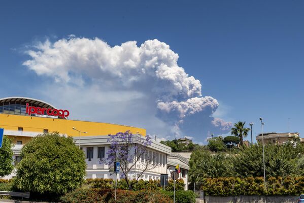 تمدد السحابة الملتهبة في الهواء مدفوعة باتجاه الرياح. - سبوتنيك عربي