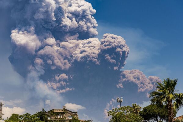 سحابة عملاقة  من الرماد البركاني الأسود والرمادي تنتشر في الهواء. - سبوتنيك عربي