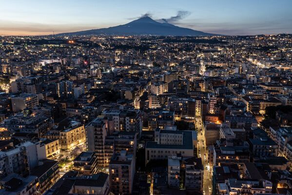 صورة لمدينة كاتانيا بعد انتهاء ثوران البركان وتبدد السحابة الملتهبة في السماء. - سبوتنيك عربي