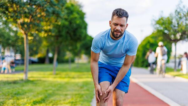 صورة لشخص يعاني آلما في الركبة - سبوتنيك عربي