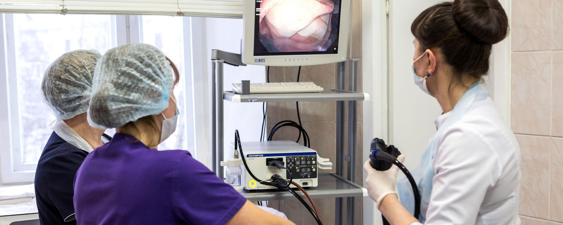 طبيبة روسية تقوم بإجراء فحص المعدة بالمنظار للمريض - سبوتنيك عربي, 1920, 03.06.2025