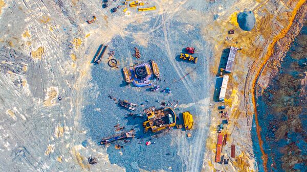 صورة جوية لحفارات ومركبات نقل تعمل في منجم  للنحاس  - سبوتنيك عربي