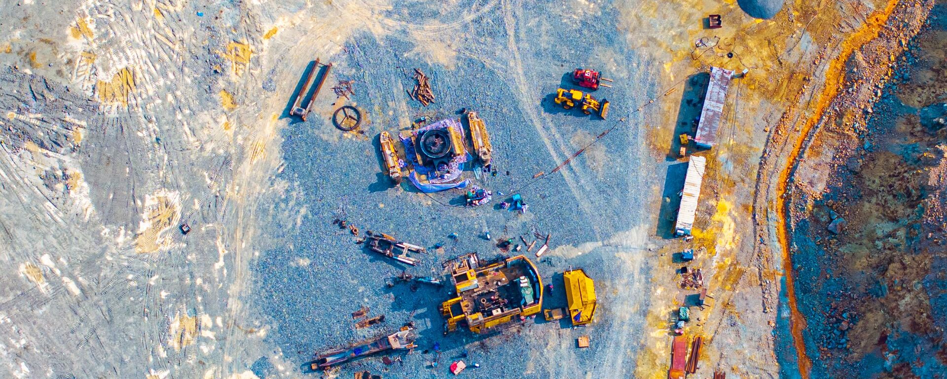 صورة جوية لحفارات ومركبات نقل تعمل في منجم  للنحاس  - سبوتنيك عربي, 1920, 04.06.2025