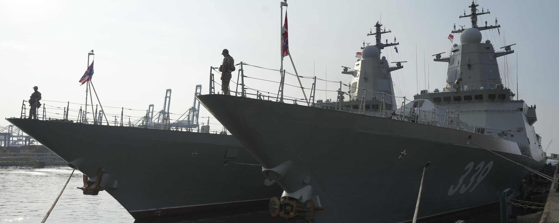 يقف أفراد على مقدمة السفن الحربية الروسية لتابعة لأسطول المحيط الهادئ المكونة من الفرقاطتين ريزكي وبطل روسيا ألدار تسيدينجابوف (على يمين الصورة) الراسيتين في ميناء تانجونغ بريوك  في جاكرتا في إندونيسيا
 - سبوتنيك عربي, 1920, 12.09.2025