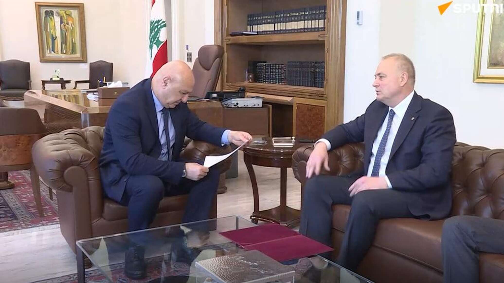 السفير الروسي لدى لبنان يسلم الرئيس عون رسالة من بوتين