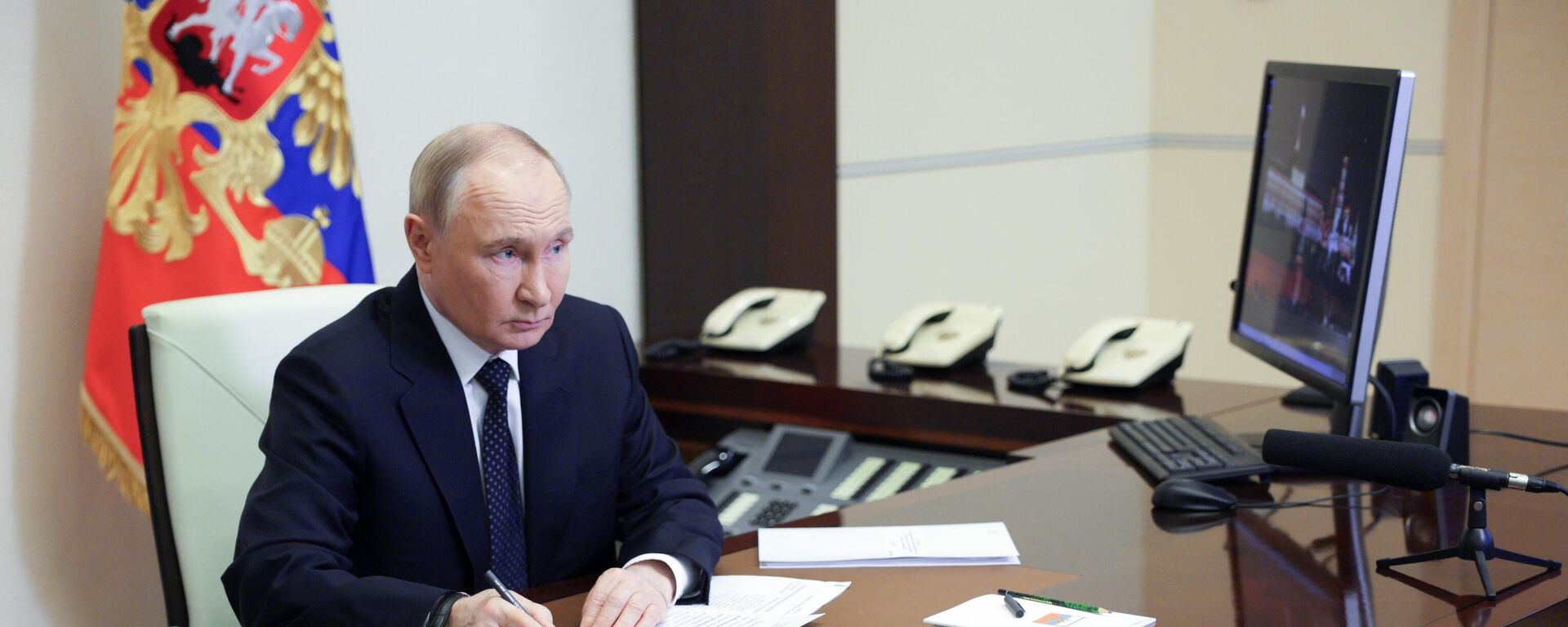  الرئيس الروسي فلاديمير بوتين يعقد اجتماعًا مع أعضاء الحكومة الروسية - سبوتنيك عربي, 1920, 04.06.2025