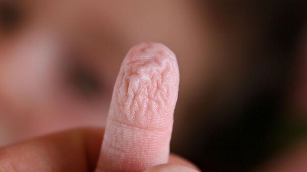 العلماء يفسرون لغز تجعد الأصابع بعد الاستحمام - سبوتنيك عربي