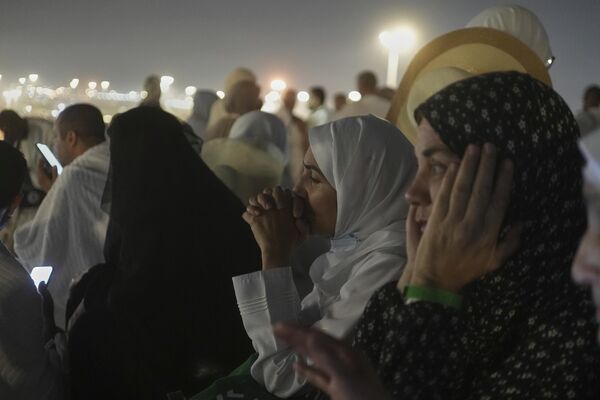 صورة لخشوع الحجاج أثناء تأديتهم مناسك الحج. - سبوتنيك عربي
