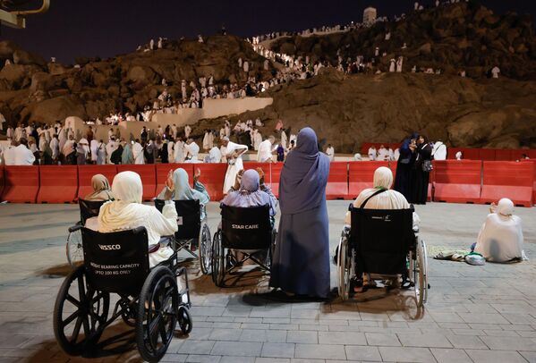 سيدات كبيرات في السن يؤدين الصلوات في الليل بالقرب من جبل عرفات. - سبوتنيك عربي