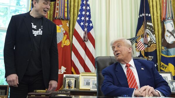 الرئيس الأمريكي، دونالد ترامب، يتحدث خلال مؤتمر صحفي مع، إيلون ماسك، في المكتب البيضاوي بالبيت الأبيض، 30 مايو/ آيار 2025، واشنطن - سبوتنيك عربي