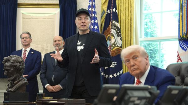  الرئيس الأمريكي دونالد ترامب، في خضم صراعه مع رجل الأعما،ل إيلون ماسك - سبوتنيك عربي