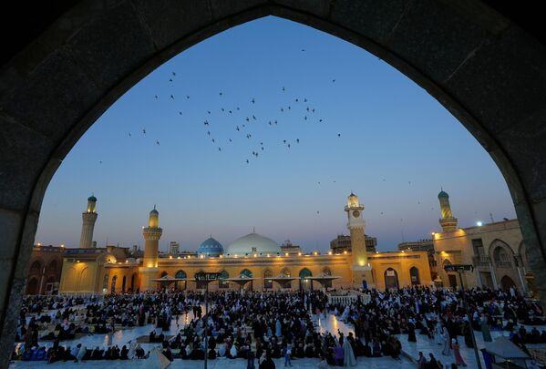 لقطة جميلة لمسجد الشيخ عبد القادر الجيلاني في بغداد، أثناء صلاة عيد الأضحى المبارك، العراق. لقطة جميلة لمسجد الشيخ عبد القادر الجيلاني في بغداد، أثناء صلاة عيد الأضحى المبارك، العراق. - سبوتنيك عربي