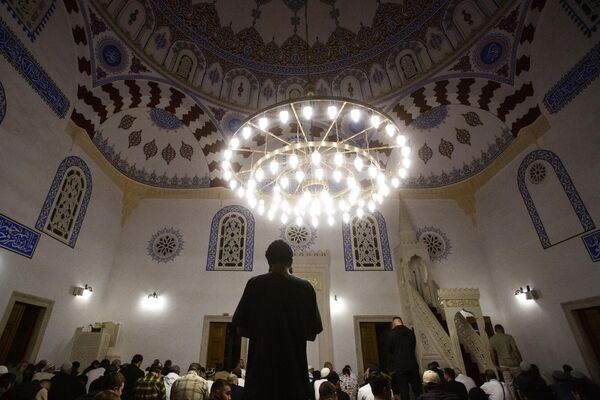 المسلمون يؤدون صلاة عيد الأضحى في مسجد بانيا باشي في صوفيا، بلغاريا. المسلمون يؤدون صلاة عيد الأضحى في مسجد بانيا باشي في صوفيا، بلغاريا. - سبوتنيك عربي