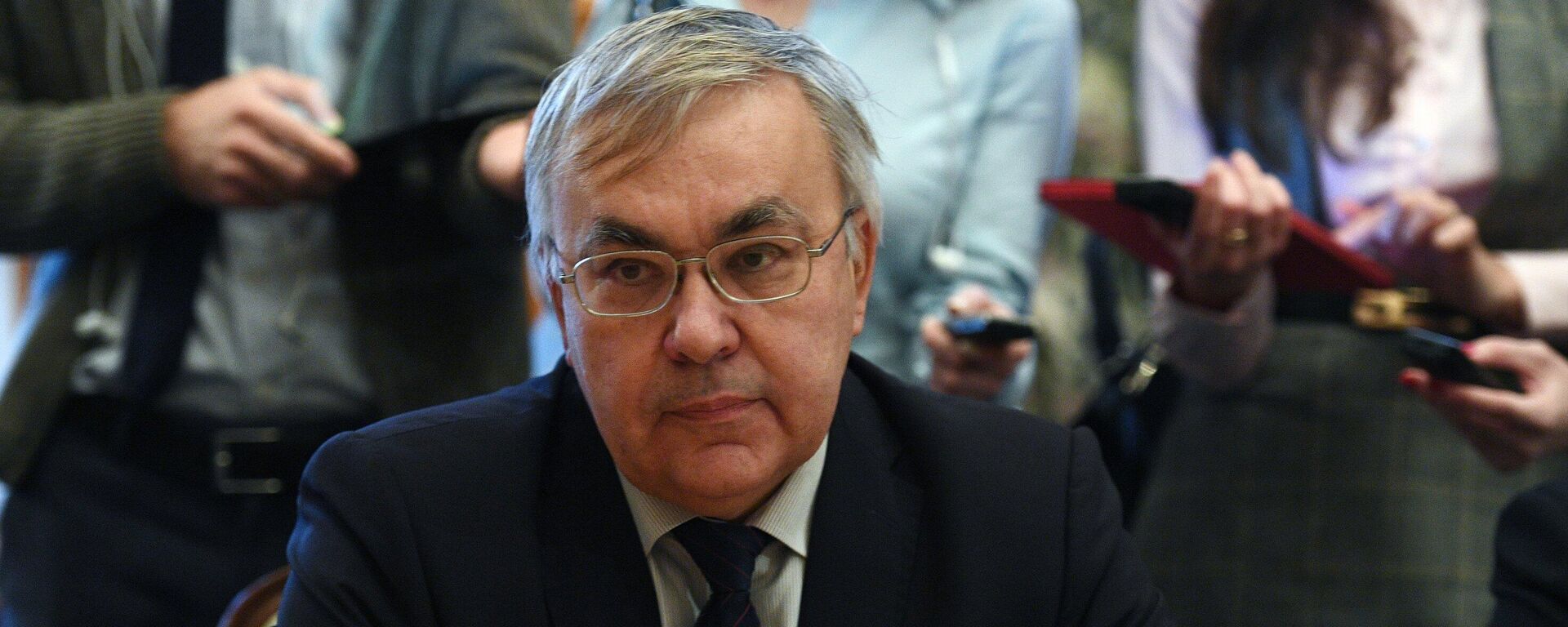 سيرغي فيرشينين، نائب وزير الخارجية الروسي ونائب الأمين العام للأمم المتحدة يشاركان في الجلسة العامة للمنتدى الرقمي العالمي - سبوتنيك عربي, 1920, 06.06.2025