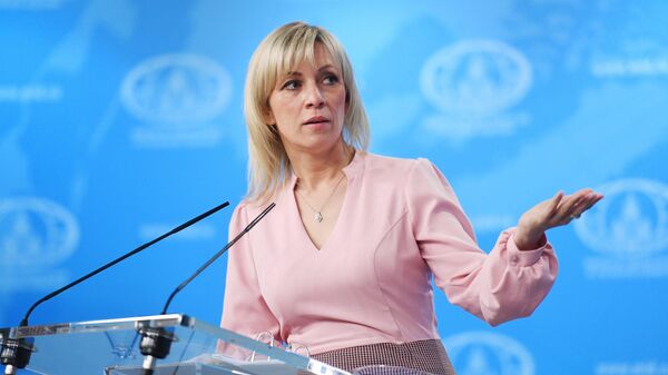 المتحدثة باسم الخارجية الروسية مارية زاخاروفا تلقي كلمة في جلسة التحقق المسؤول من المعلومات في عصر ما بعد الحقيقة: فرص جديدة للتعاون ضمن فعاليات المنتدى الرقمي العالمي المنعقد في مدينة نيجني نوفغورود الروسية - سبوتنيك عربي