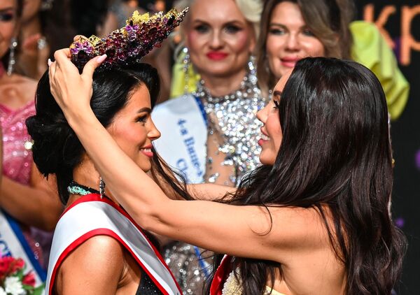 فازت المشاركة ألكسندرا خفاتوفا (يسار) بالمسابقة العاشرة للجمال والأمومة على مستوى روسيا &quot;سيدة روسيا في العالم&quot;، والتي تقام في قاعة الحفلات الموسيقية &quot;Planet KVN&quot; في موسكو. - سبوتنيك عربي