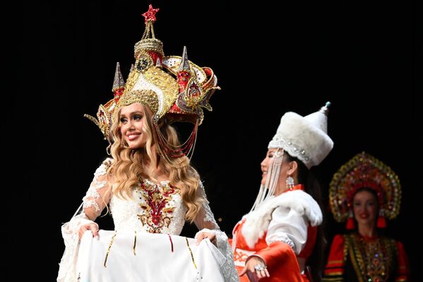 تشارك ألكسندرا كوليغوفا (فوتكينسك) في نهائيات مسابقة الجمال والأمومة العاشرة لعموم روسيا &quot;سيدة روسيا في العالم&quot; على مسرح قاعة الحفلات الموسيقية &quot;Planet KVN&quot; في موسكو. - سبوتنيك عربي