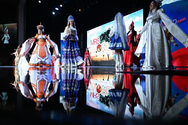 المشاركات في نهائيات مسابقة الجمال والأمومة العاشرة لعموم روسيا &quot;سيدة روسيا في العالم&quot; على مسرح قاعة الحفلات الموسيقية &quot;Planet KVN&quot; في موسكو. - سبوتنيك عربي